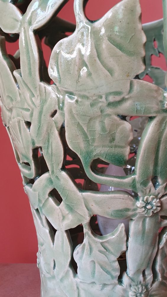 Détail du travail minutieux du décors avec des effets d'émaux du vert au presque transparent, craquelé par endroits, léger à d'autres 