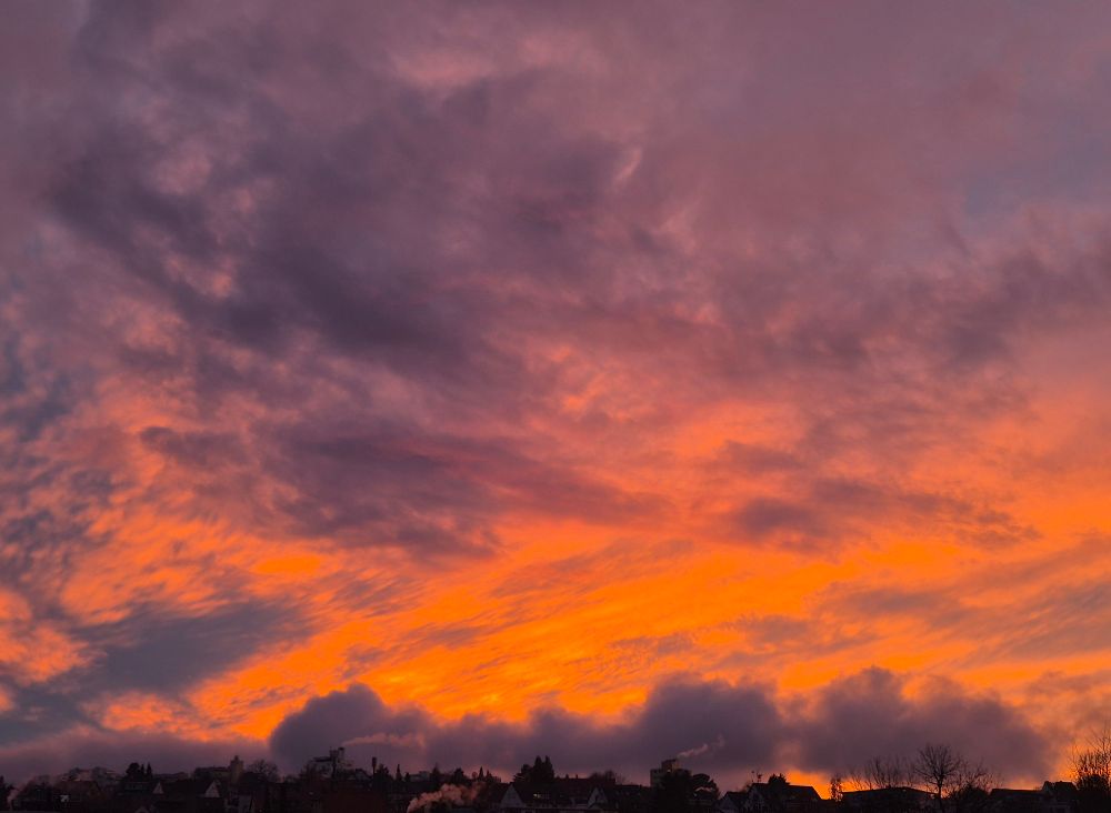 Rötliches Wolkenspiel im Abendhimmel