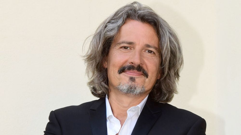 L'acteur Philippe Vasseur cheveux mi-longs portant une moustache et une barbichette