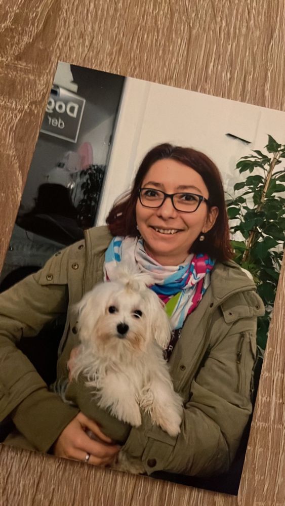 Frau mit schlechter Frisur und Malteser Hündin (mit ebenfalls schlechter Frisur) auf dem Schoß