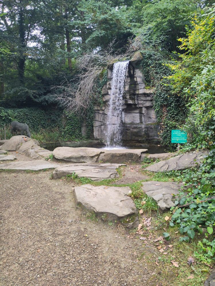 Une cascade artificielle entourée de pierres disposées pour imiter le chaos de la nature mais en fait c'est vraiment ce truc de parc du XIXeme siècle, qui fait des illusions de nature sauvage