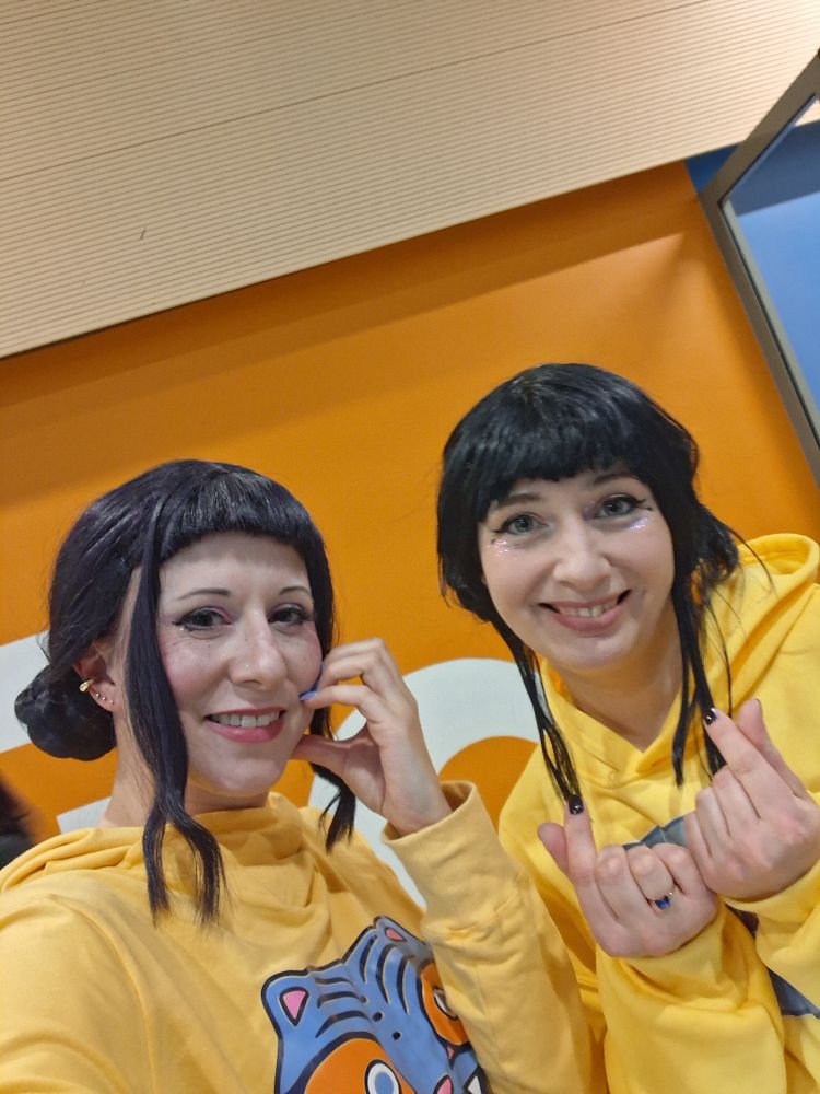 Zwei Zoeys im gelben Hoodie-Kleid