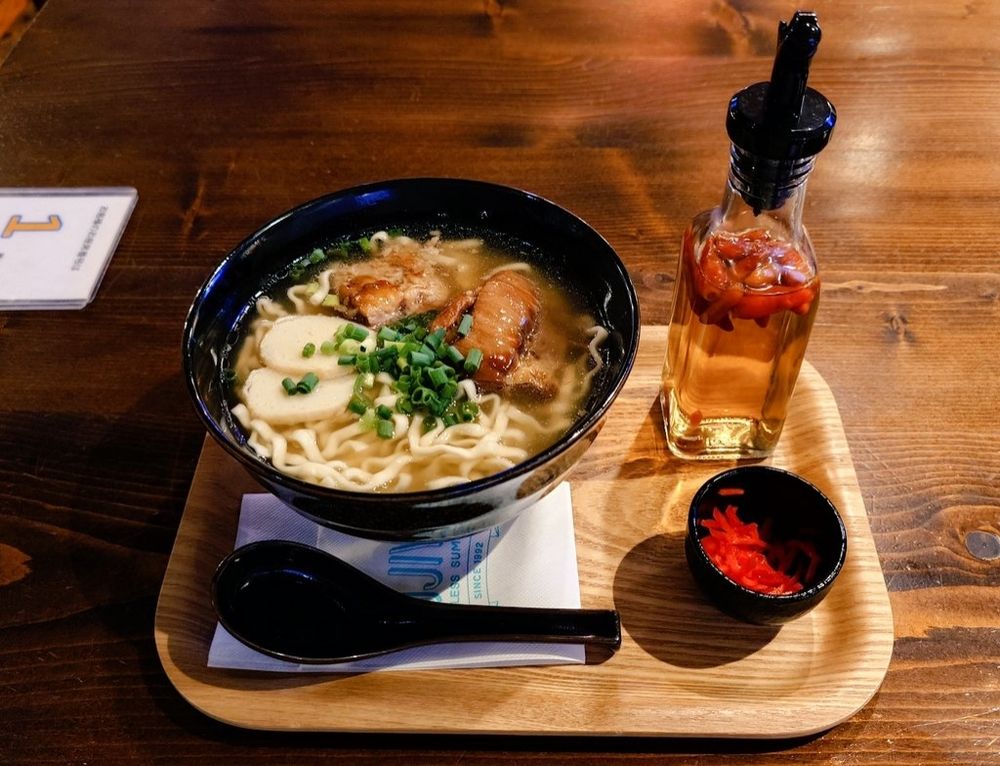 富士家 泊本店
軟骨ソーキそば 950円