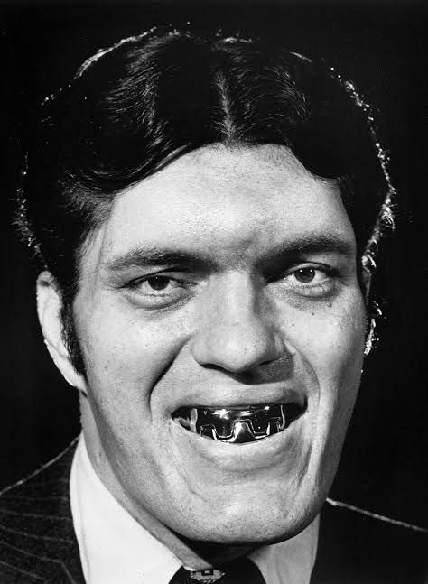 Schwarz-Weiß Foto von dem Moonraker Bösewicht Beißer.