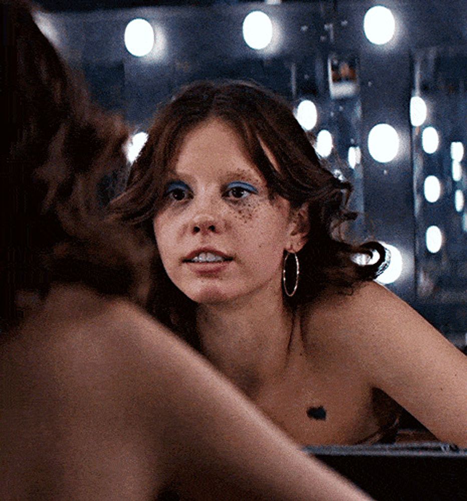 Maxine Mia Goth GIF – Maxine Mia goth X movie – GIFs entdecken und teilen