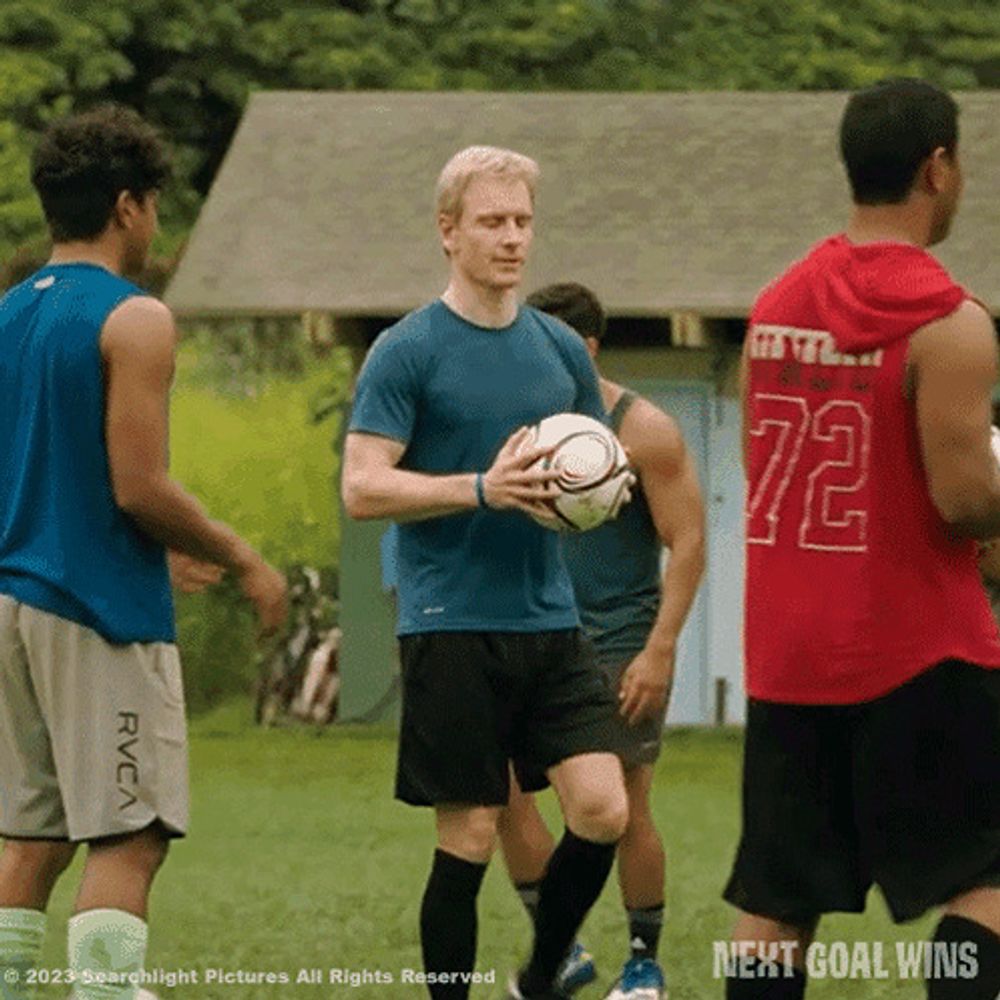 Hit By A Ball In The Face Thomas Rongen GIF – Hit by a ball in the face Thomas rongen Michael fassbender – GIFs entdecken und teilen