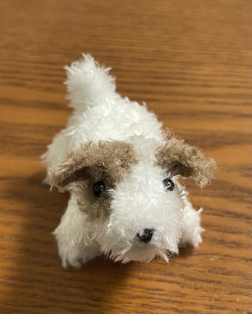 ジャックラッセルテリアのぬいぐるみです
全長７センチメートル