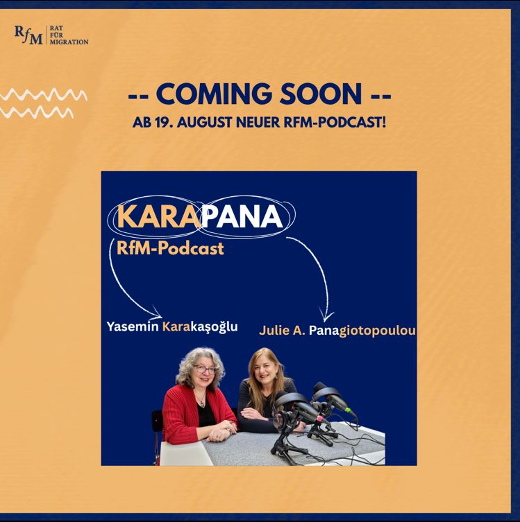 Mit dem englischen Schriftzug "Coming Soon" wird erstmals der Podcast "KARAPANA" vorgestellt. Das Veröffentlichungsdatum ist der 19. August. In dem Bild wird zeichnerisch erklärt, dass der Titel des Podcasts eine Fusion der Nachnamen der beiden Hosts Yasemin Karakaşoğlu und Julie A. Panagiotopoulou ist.