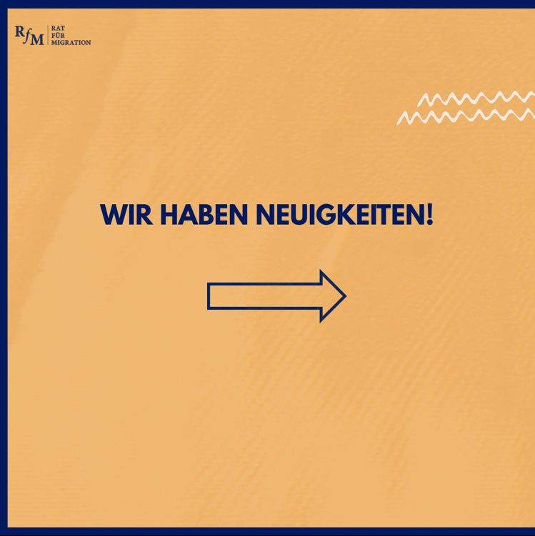 Im Zentrum des Bildes steht der Schriftzug "Wir haben Neuigkeiten!". Mit einem nach rechts zeigendem Pfeil, wird auf den Inhalt des nächsten Bildes hingewiesen.