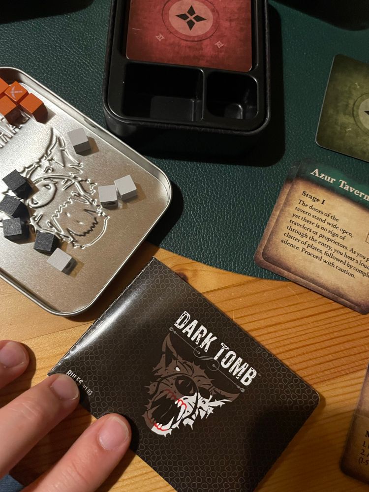 Dark Tomb - The Ice Chasers von Kozz Games. Foto zeigt die geöffnete Spielpackung mit Anleitung.