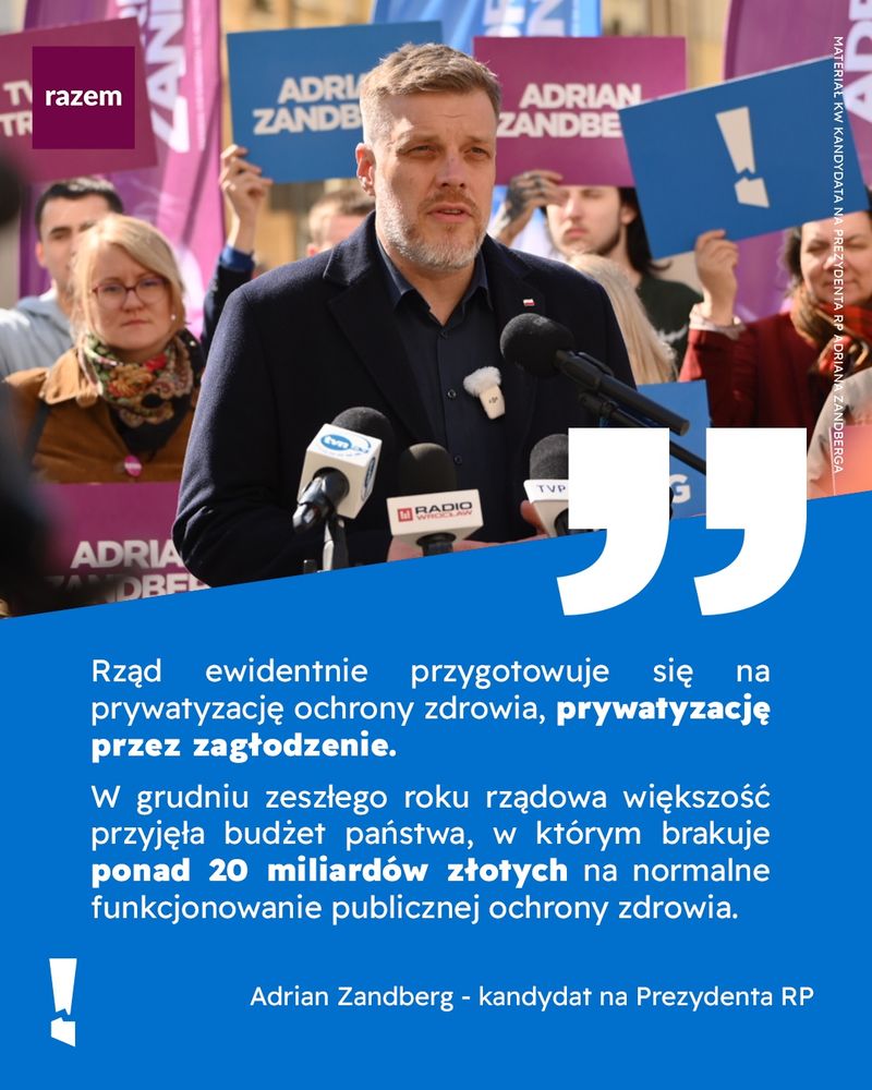 Na fotografii widać Adriana Zandberga przemawiającego do mikrofonów z logotypami różnych stacji telewizyjnych i radiowych. Za nim stoją osoby trzymające fioletowe i niebieskie tabliczki z napisem "Adrian Zandberg" lub niebieskie tabliczki z wykrzyknikiem będącym graficznym symbolem kampanii prezydenckiej Adriana Zandberga; kropka na dole wykrzyknika ma kontur Polski. Na dole grafiki na niebieskim tle umieszczono następujący tekst: 
"Rząd ewidentnie przygotowuje się na prywatyzację ochrony zdrowia, prywatyzację przez zagłodzenie. 
W grudniu zeszłego roku rządowa większość przyjęła budżet państwa, w którym brakuje ponad 20 miliardów złotych na normalne funkcjonowanie publicznej ochrony zdrowia."
Na samym dole obrazka widnieje napis: "Adrian Zandberg - kandydat na Prezydenta RP" oraz wykrzyknik będący symbolem kampanii. W lewym górnym rogu grafiki umieszczono logo Partii Razem, a po prawej stronie oznaczono całość jako "Materiał KW kandydata na Prezydenta RP Adriana Zandberga".