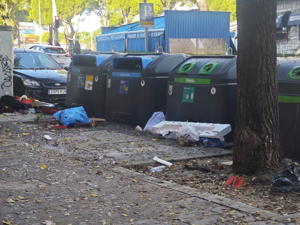 El mismo montón de basura junto a unos contenedores, al día siguiente