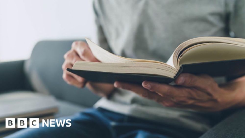 Italian burglar caught after sitting down with book