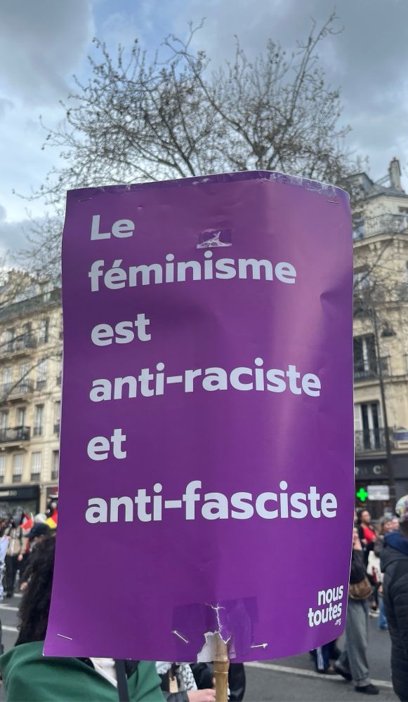 Pancarte NousToutes
Le féminisme est anti raciste et anti fasciste 
