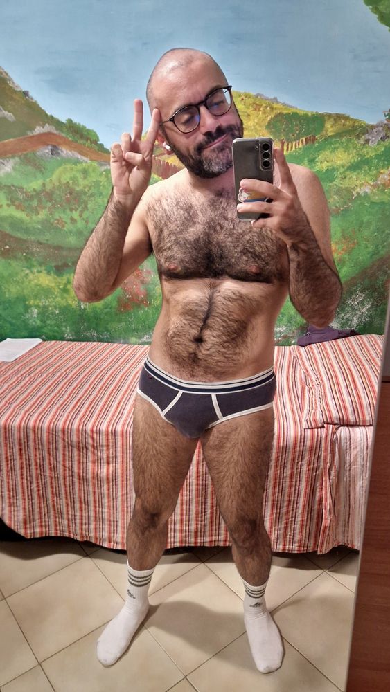 Selfie allo specchio in camera mia, io a figura intera, con addosso solo mutande e calzini, facendo un gesto di vittoria