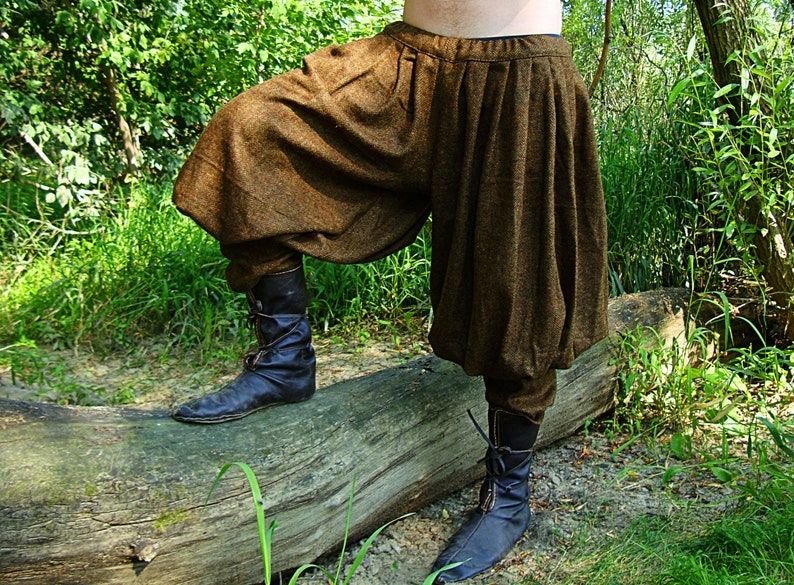 Baggy pants for adventuring!

They got big poof and skinny calves with black leather boots that go halfway up his calf.