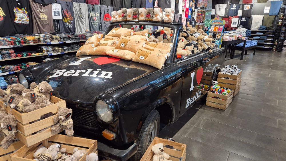 schwarzer Trabbi, auf dem I love Berlin steht, er ist mit Teddybären vollgestopft