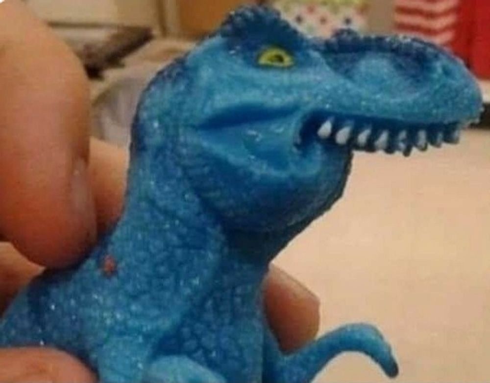 Ein blauer Dinosaurier mit Überbiss. 