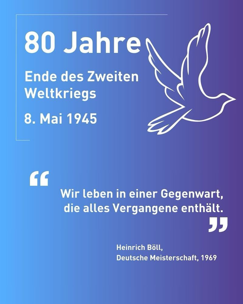 Bild in Blau mit einer Friedenstaube und dem Zitat von Heinrich Böll: “Wir leben in einer Gegenwart, die alles Vergangene enthält".