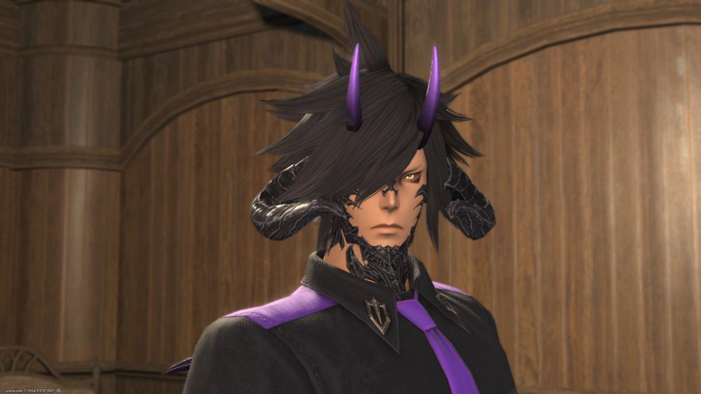 今年の守護天節の服を着たアウラ男性。黒いシャツに紫のネクタイ、黒から紫にグラデーションする２本のツノ。