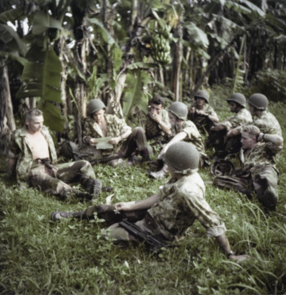 Photographie de Willy Rizzo représentant des soldats lors de la guerre d’Indochine en train de se reposer