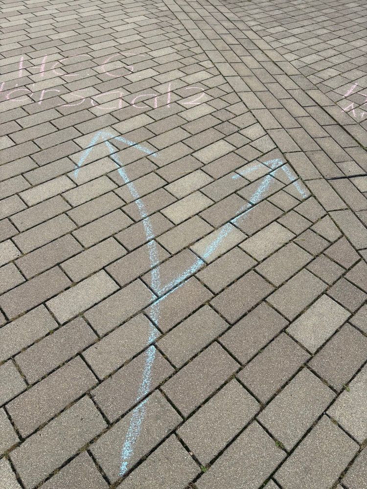 Pfeile auf dem Pflaster 