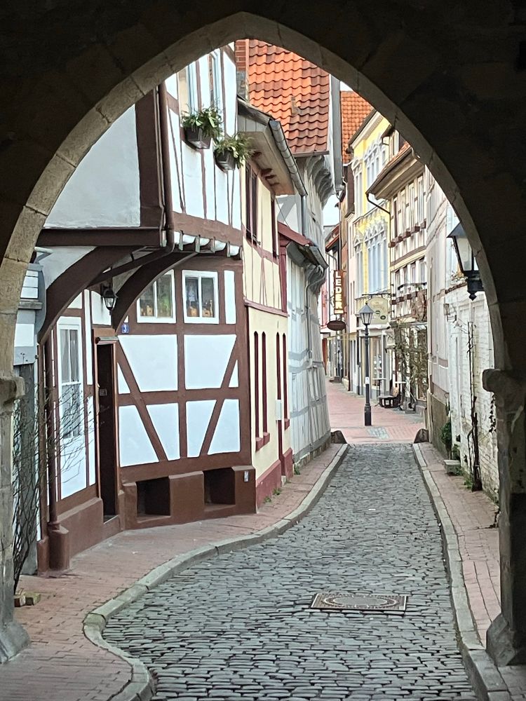 Blick durch den Durchgang unter dem Kehrwiederturm auf Kopfsteinpflaster und Fachwerkhäuser 