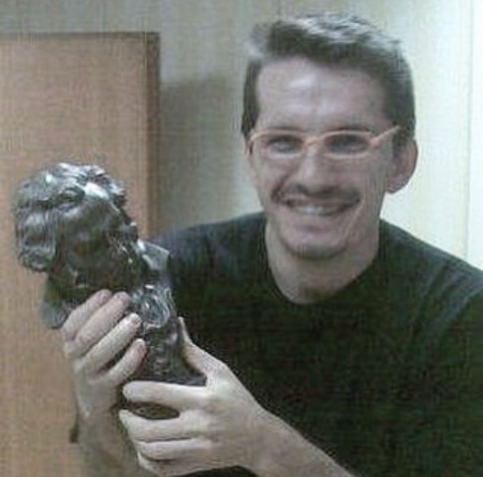 Yo sosteniendo un Goya. 