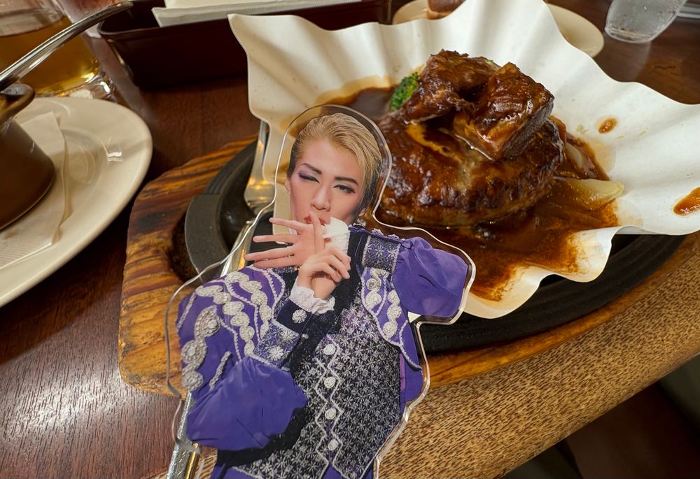 宝塚歌劇団の縣千さんのアクリルスタンドとロイヤルホストのビーフシチューハンバーグ