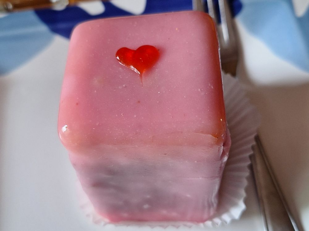 Punschkrapferl mit Erdbeermarmeladeherzerl.