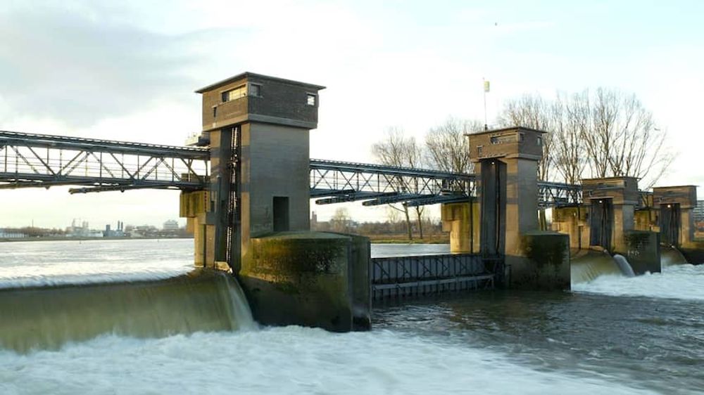 Vrachtschip met zand vaart tegen stuw en zinkt bij Maastricht