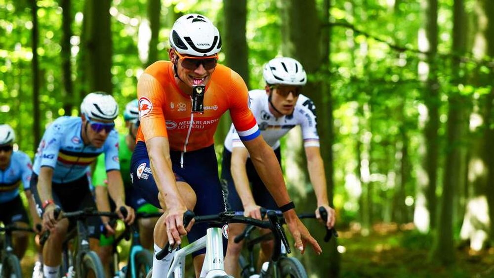 Ontketende Van der Poel soleert naar eerste wereldtitel op gravel