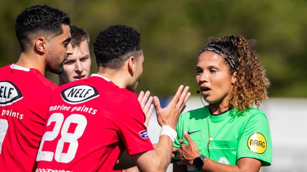 Shukrula fluit vrijdag als eerste vrouw ooit duel in Nederlands betaald voetbal