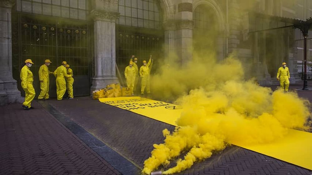 XR-klimaatactivisten blokkeren ingangen Rijksmuseum, fietstunnel versperd