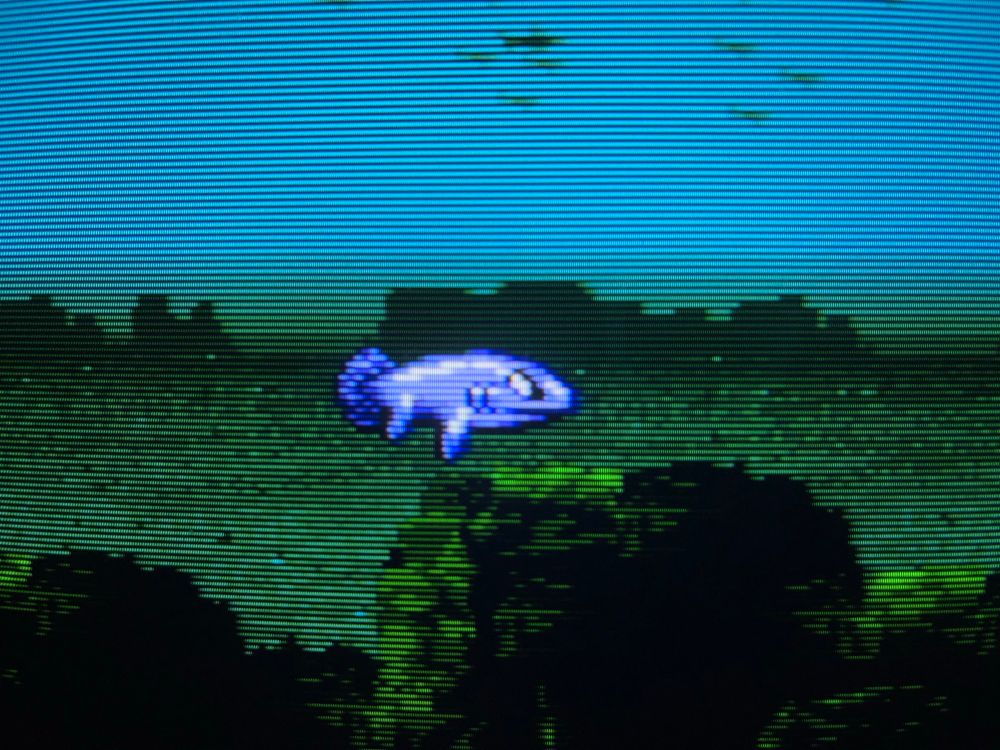 A screenshot of E.V.O.: Search for Eden on a CRT. A blue fish chills in a shallow ocean.
