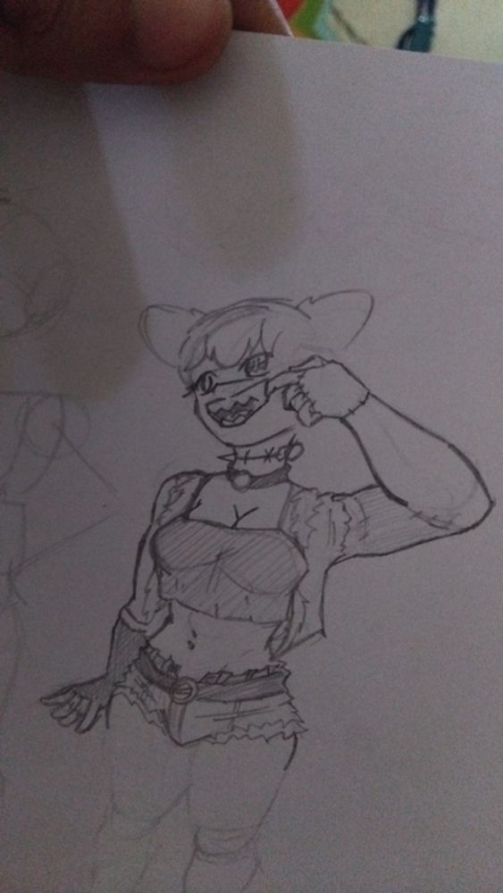 Uma garota em pé puxando uma parte de sua boca para mostrar seus dentes cerrilhados. Vestindo short jeans com cinto preto, um top preto e um casaco jeans. Usa uma luva de renda na mão direito. Desenho incompleto