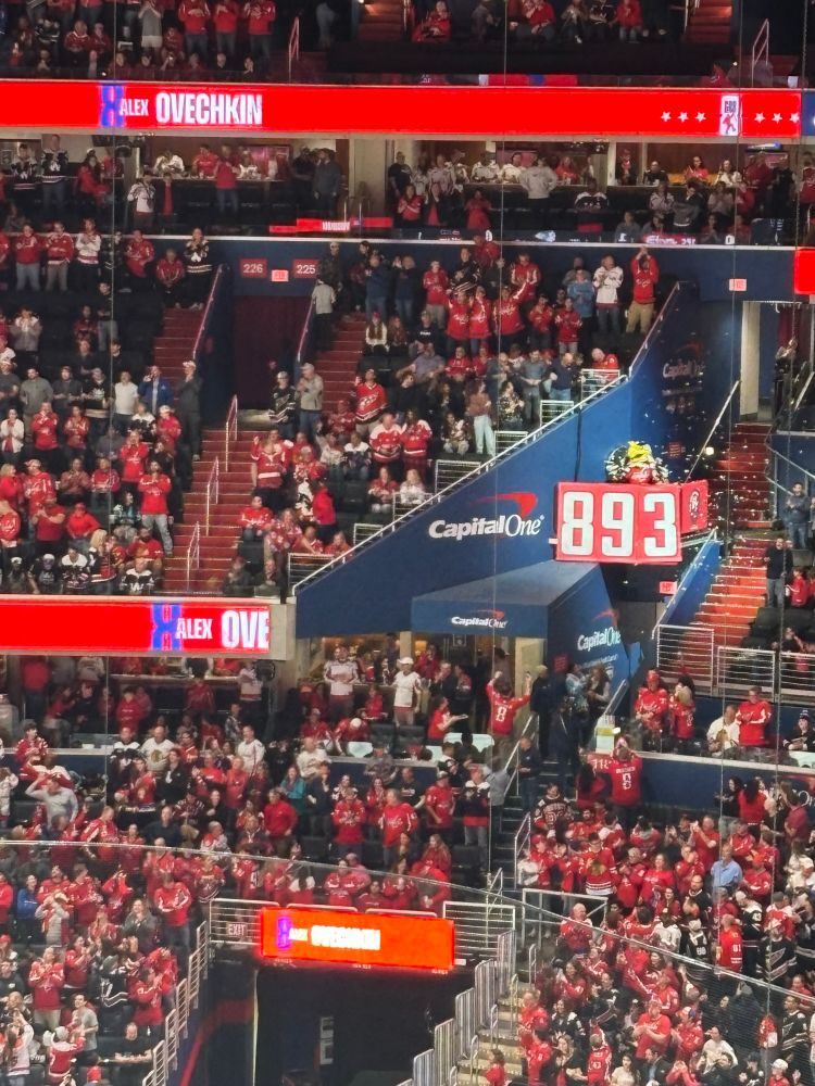 The Ovi goal counter, now at 893, with Slapshot the mascot behind it. 