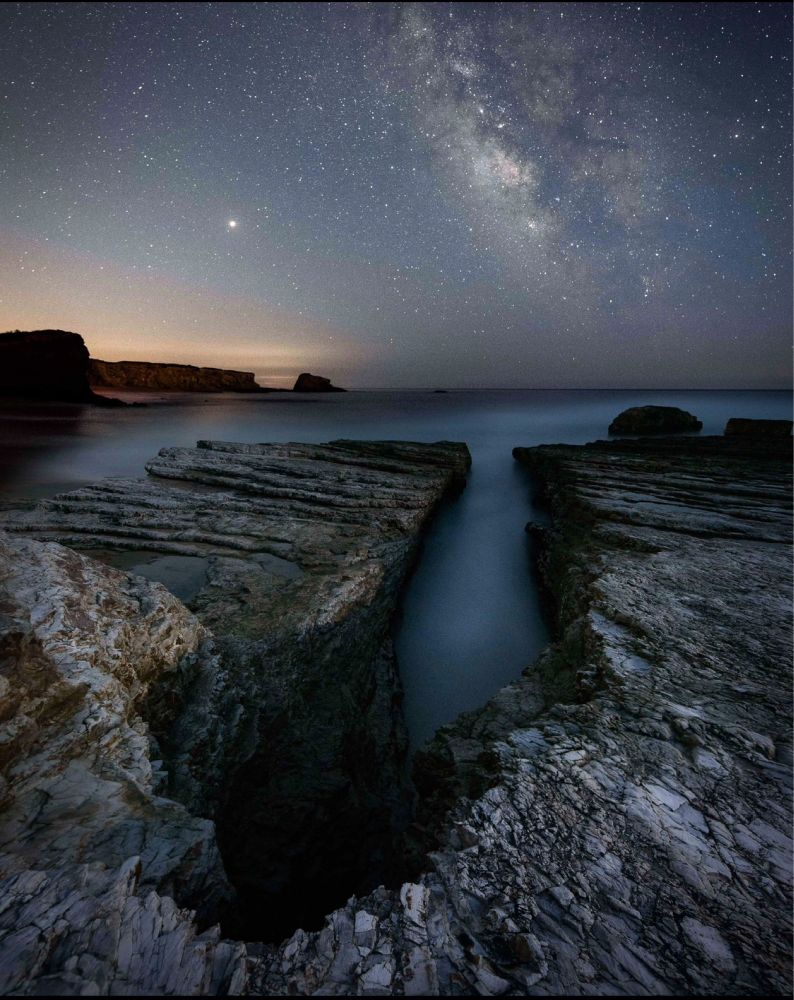 Milky Way sparkling over some interesting geology on the coast of California.
#california #milkyway #astrophotography #photography #stars 