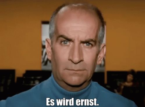 Louis de Funès schaut nachdenklich. Text auf dem Bild: Es wird ernst.