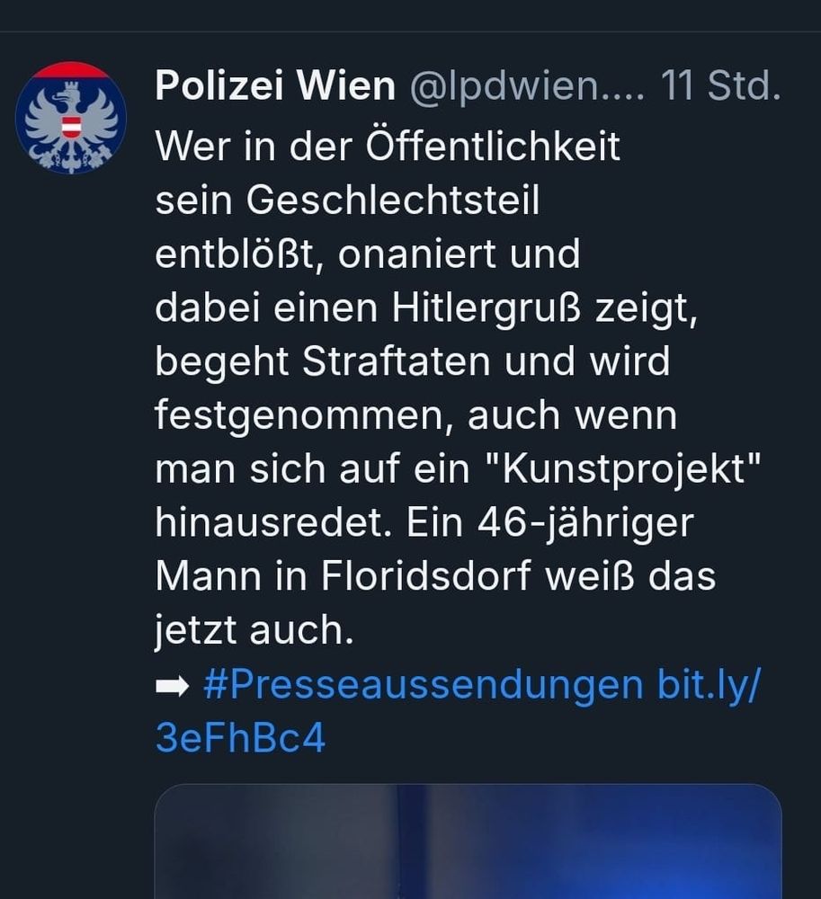 Ein Screenshot eines Tweets der Polizei Wien (@LPDwien) mit folgendem Text: „Wer in der Öffentlichkeit sein Geschlechtsteil entblößt, onaniert und dabei einen Hitlergruß zeigt, begeht Straftaten und wird festgenommen, auch wenn man sich auf ein ‘Kunstprojekt’ herausredet. Ein 46-jähriger Mann in Floridsdorf weiß das jetzt auch.“ Darunter ein Link zur Presseaussendung. Links oben ist das Logo der Polizei Wien zu sehen.