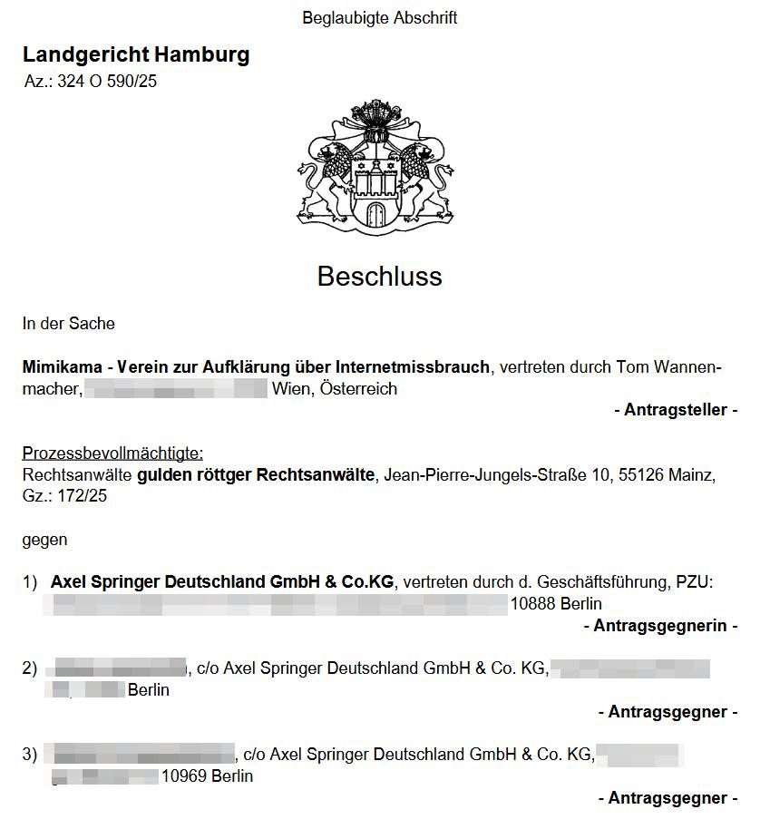 ALT-Text: Abfotografierte, beglaubigte Abschrift eines gerichtlichen Beschlusses des Landgerichts Hamburg (Az.: 324 O 590/25). Oben befindet sich das Landeswappen. Darunter steht der Titel „Beschluss“. Im Text wird der Antragsteller „Mimikama – Verein zur Aufklärung über Internetmissbrauch“, vertreten durch Tom Wannenmacher sowie dessen Prozessbevollmächtigte, die Kanzlei „gulden röttger Rechtsanwälte“, aufgeführt. Als Antragsgegnerin und Antragsgegner erscheinen die „Axel Springer Deutschland GmbH & Co. KG“ sowie zwei weitere namentlich genannte Personen mit Berliner Adressen (teilweise geschwärzt).