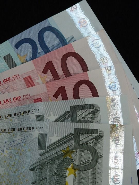 Geldscheine, je 2 von oben nach unten:
20 €
10 €
5 €