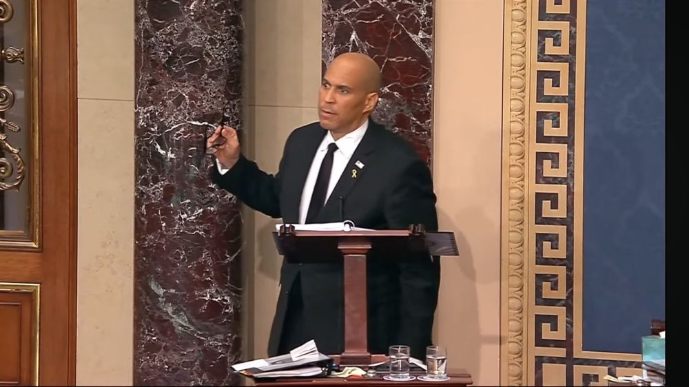 BREAKING: Cory Booker has broken the filibuster record set by Sen. Thurmond in 1957 of 24h18m 🫱🏻‍🫲🏽