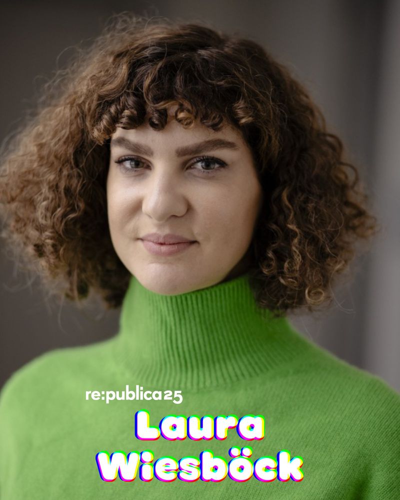 Portraitfoto von Laura Wiesböck. Sie trägt schulterlange, lockige Haare, einen Pony sowie einen Rollkragenpullover. Laura lächelt in die Kamera.