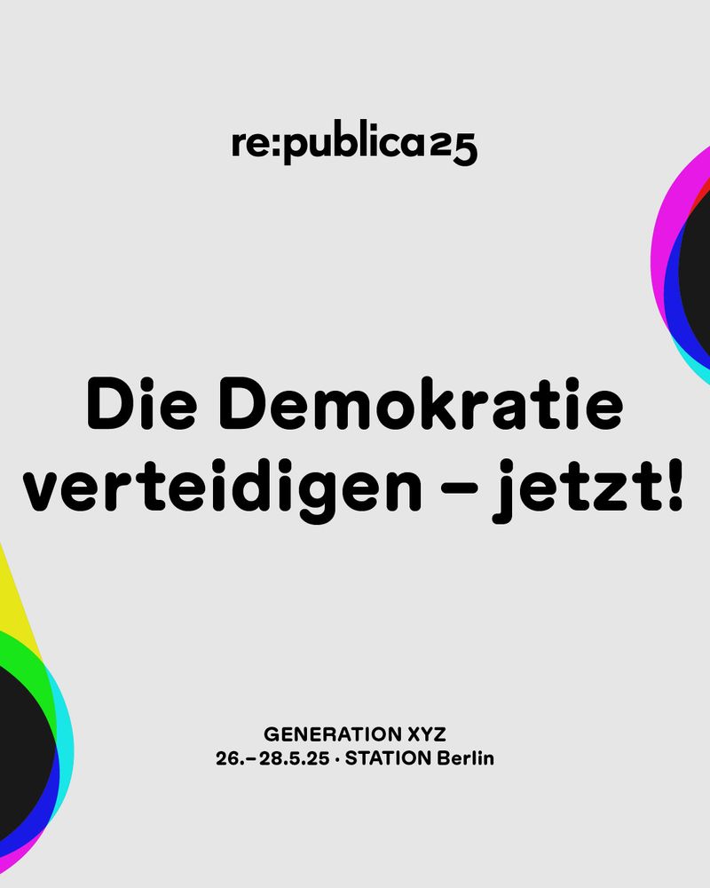 Das Visual zeigt den Titel der Session "Die Demokratie verteidigen - jetzt!". An den Seiten sind grafische Elemente aus dem Logo zu sehen. Darunter ist das Datum sowie die Location der republica 25 zu sehen.