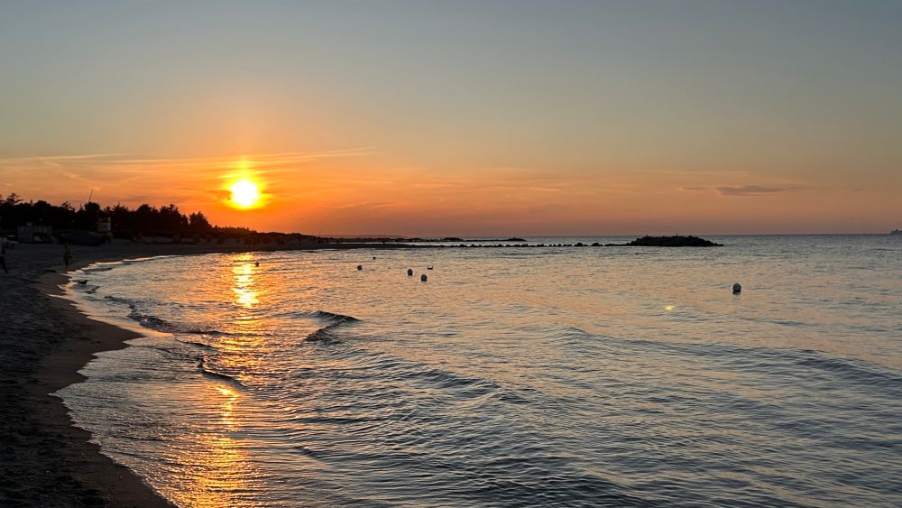 Sonnenuntergang Kieler Förde, Schönberg Kalifornien Ostsee. Ein Abend am Strand. 