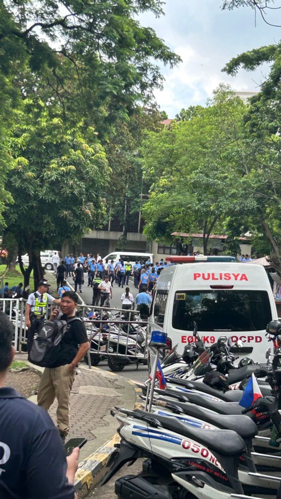 COPS AT THE PRIDE FESTIVAL!


ACAB!!!!