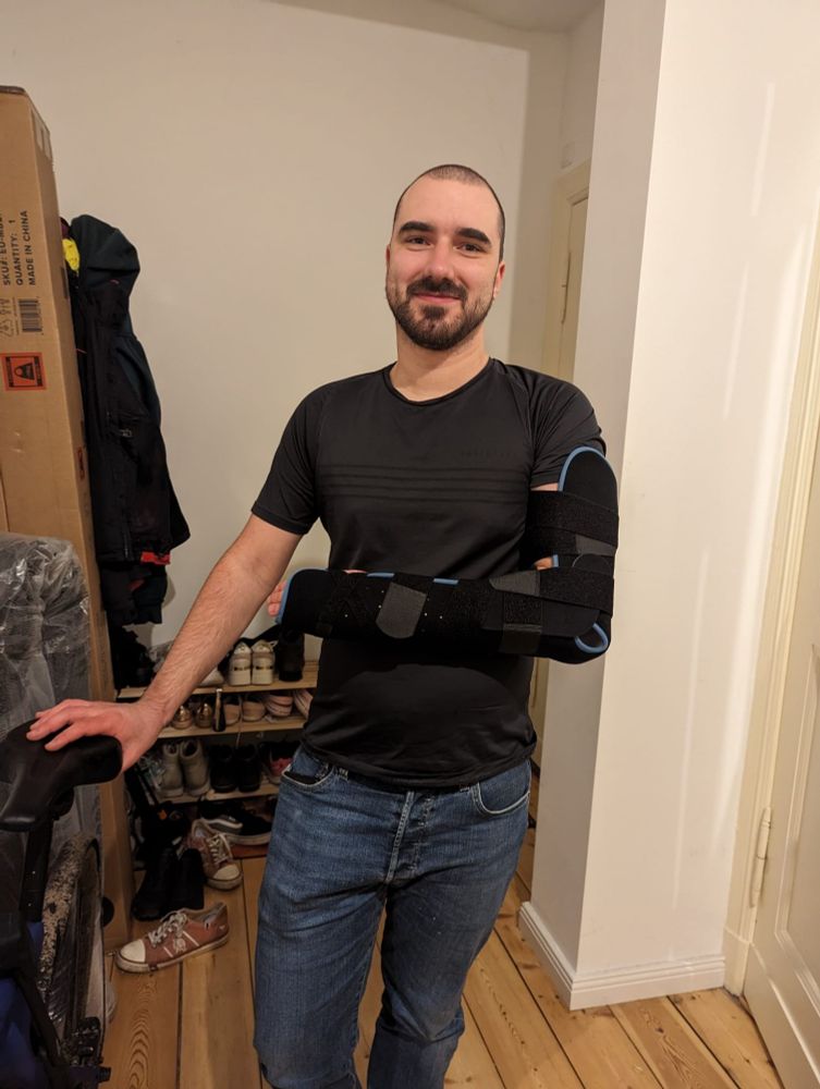 Moi avec le bras dans une attelle