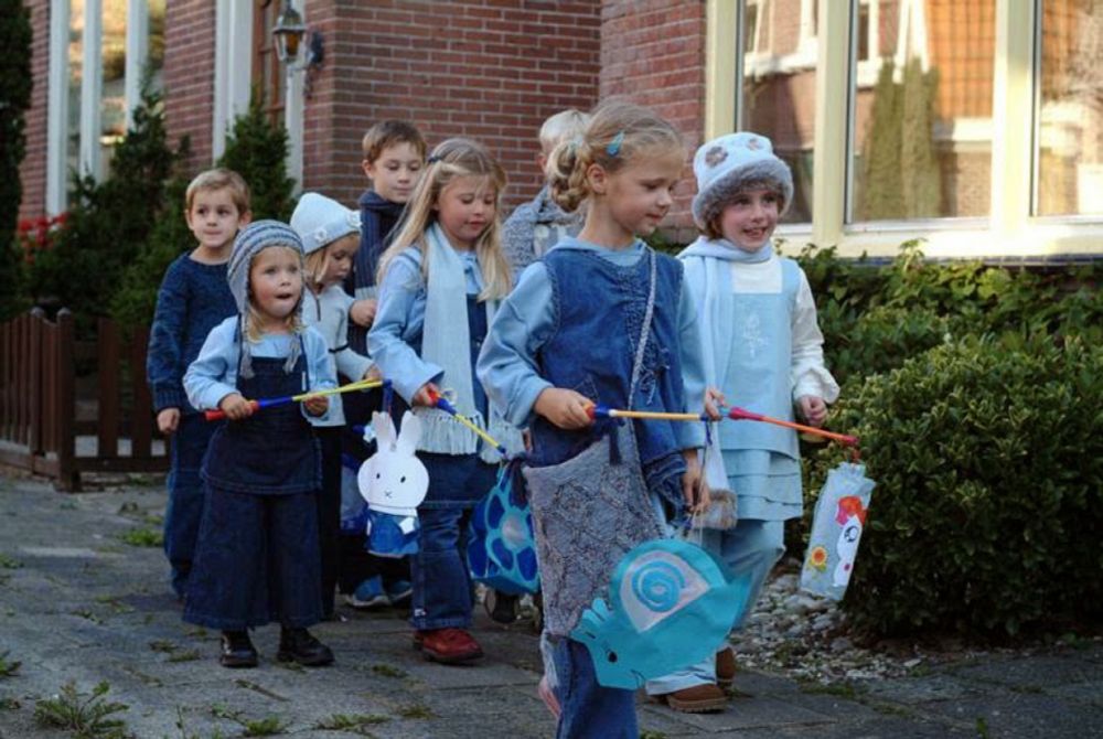 Schlagstöcke und Pyrotechnik sichergestellt: Polizei löst unerlaubte Kinderdemo auf