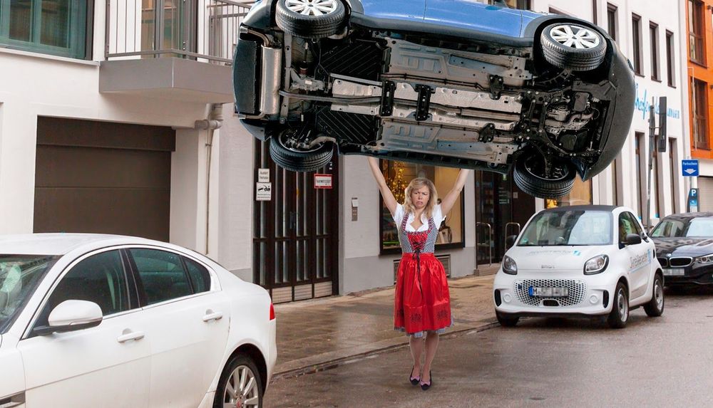 Oktoberfestbedienung trägt geparktes Auto zur Seite, das ihre Einfahrt versperrt